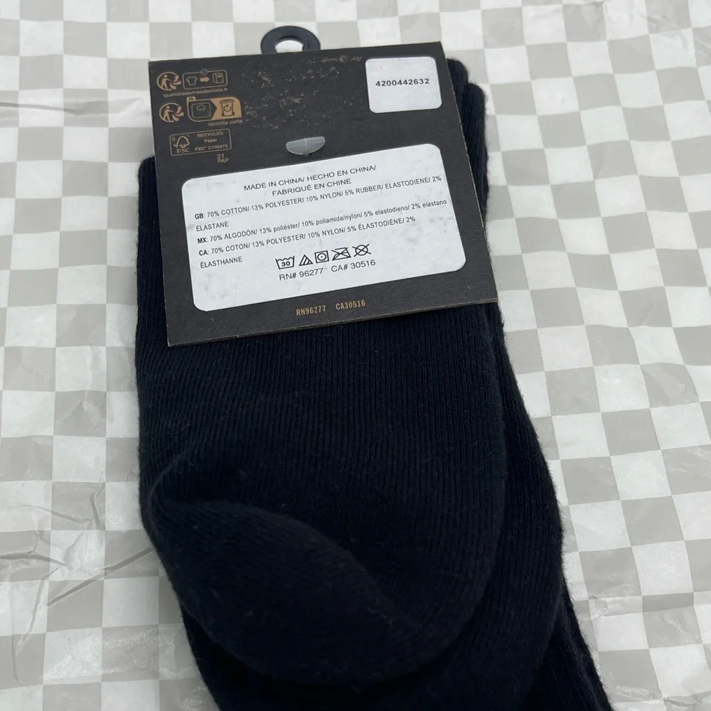 Vans Major Type Crew Socks (1 pair)
with jacquard art of a sinister skull - Picture 8 of 16